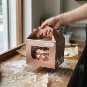 Anti-Grease Portable Dessert Box with Handle PET Window Food Grade Cardboard for Cake Roll Pastry Bakery Shop Supply