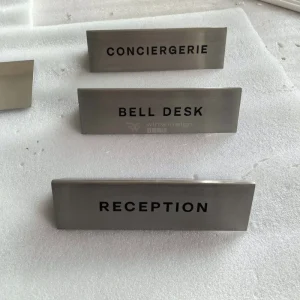 Brushed Painted Bent Stainless Steel Table Nameplate Mirror Finish Corrosion-Resistant Outdoor Sign
