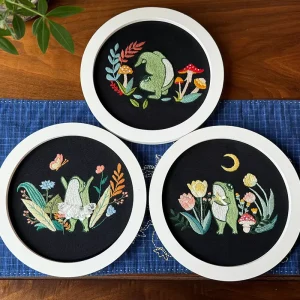 Custom Little Frog Embroidery Kit Handmade Canvas Wall Hanging for Kids DIY Creative Painting with Cute Frog Flower Design