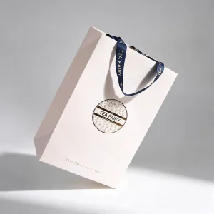 Fashion Design Recyclable Varnishing Shoulder Length Ribbon Handle Custom Logo Printed Paper Board Shopping Bag
