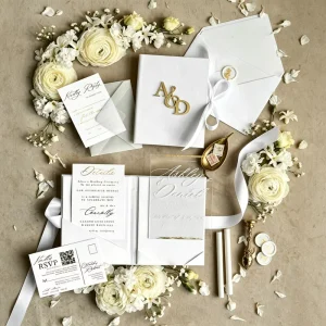 Luxury White Velvet Wedding Invitation Booklet Kit Custom Gold Monogram Acrylic Invite Cards RSVP Cards Wax Seal Envelope